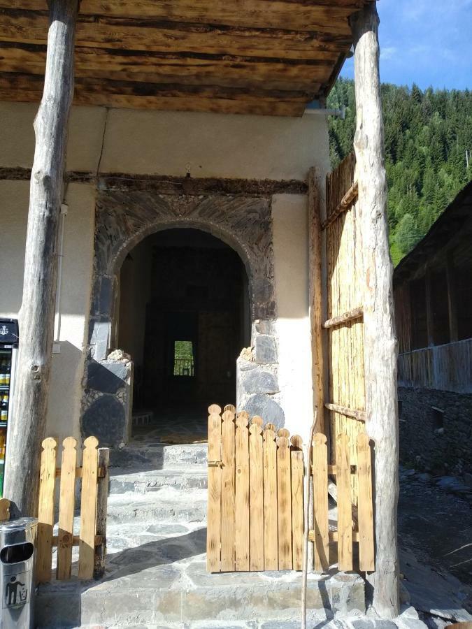 梅斯蒂亚Raul Lushnu Darbaz住宿加早餐旅馆 外观 照片